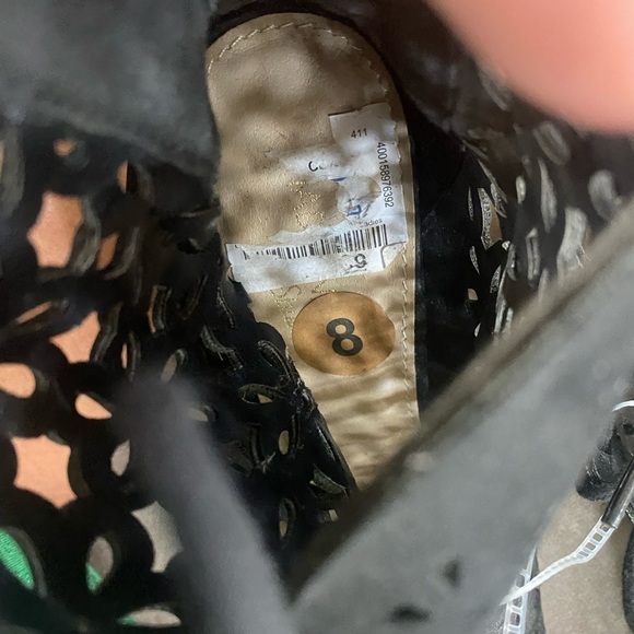 NWT Madeline Stuart heels with flower design. Open toe with zipper in back. 8 - Picture 8 of 10